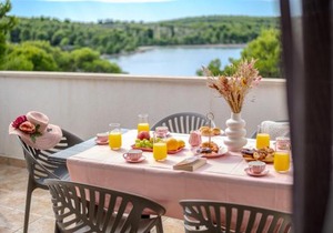 Apartment Milna - with Swimming Pool & Amazing Seaviews, above Bijaka Beach