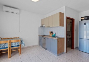 Apartment Uga2 - 70m from the beach: A2-prizemlje(3+1) - Mandre, Island Pag, Croatia