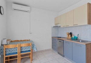 Apartment Uga2 - 70m from the beach: A2-prizemlje(3+1) - Mandre, Island Pag, Croatia
