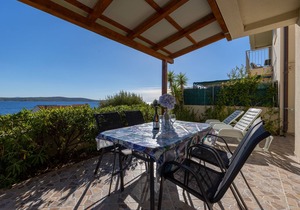 Apartments Ena (33981-A2) - Zavala - island Hvar