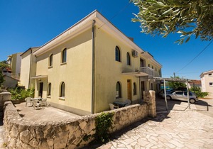 Apartments Pero (55271-A1) - Okrug Gornji (Ciovo) in Okrug Gornji (Ciovo)