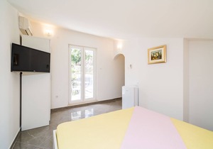 Apartments & Rooms Barišić - Double Room with Balcony and Garden View