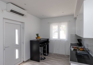 Apartments Siblings - Premium One Bedroom Apartment with Terrace and Garden View (PRVI)