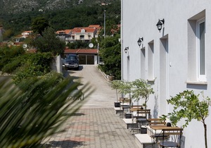 Apartments Siblings - Premium One Bedroom Apartment with Terrace and Garden View (PRVI)