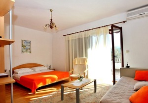 Apartments Slavica, (14712), Vrboska, Croatia