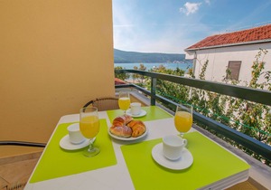 Apartments Tina (34191-A2) - Poljica