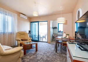 Attractive apartment with shared pool and sea view for a great vacation.