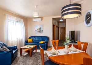 Attractive apartment with shared pool and sea view for a great vacation.