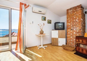 Awesome apartment in Karlobag with WiFi