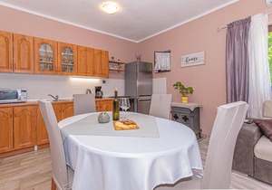 Awesome apartment in Raslina