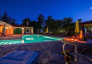 Beautiful private villa for 8 guests with pool, A/C, WIFI, TV and terrace