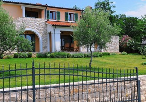 Beautiful private villa for 8 guests with pool, A/C, WIFI, TV and terrace