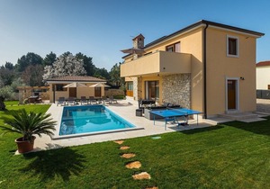 Charming modern villa with private pool in Tar