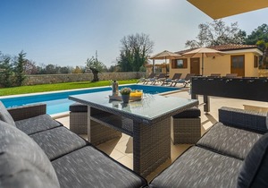 Charming modern villa with private pool in Tar