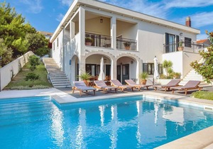 Charming villa w/ swimming pool, table tennis+ A/C