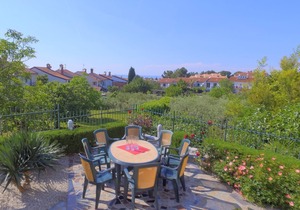 Chopin offers two bedrooms, two bathrooms, two loggias, sea views, top location