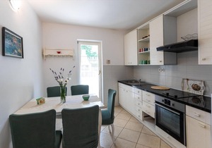 Cozy apartment in Klek with WiFi