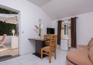 Cozy apartment in Zuljana with WiFi
