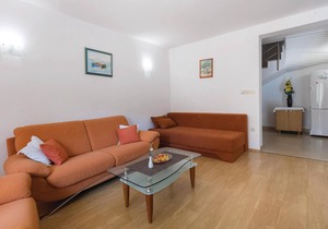 Cozy home in Duba with kitchen