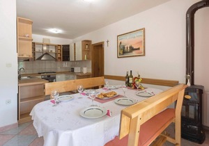 Cozy home in Duba with kitchen