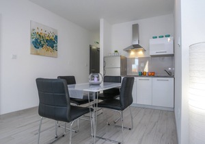 Deluxe Apartment with Terrace and Pool