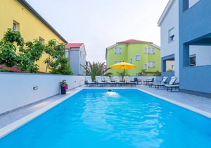 Deluxe Apartment with Terrace and Pool