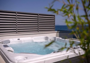 Exclusive 3-bedroom Seafront Suite with jacuzzi