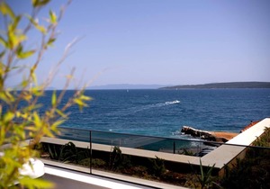 Exclusive 3-bedroom Seafront Suite with jacuzzi