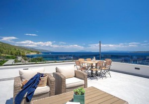 Exclusive Seafront Suite with jacuzzi