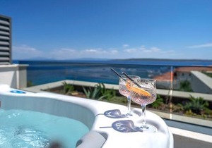 Exclusive Seafront Suite with jacuzzi