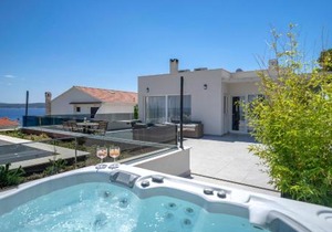 Exclusive Seafront Suite with jacuzzi