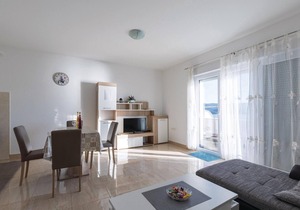 Gorgeous apartment in Klek with WiFi