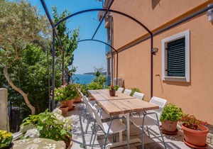 Holiday apartment with sea view 30 m from the beach