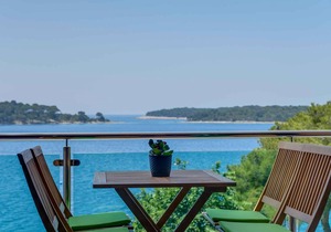 Holiday apartment with sea view 30 m from the beach