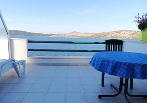 Holiday apartment facing the sea with terrace