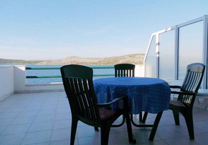Holiday apartment facing the sea with terrace