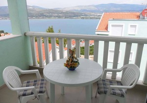 Holiday apartment with pool and sea view