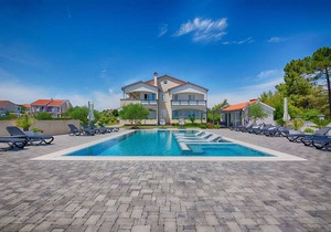 Holiday apartment Luxury with pool, quiet location, lake view for 6 people