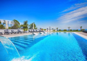 Holiday apartment Luxury with pool, quiet location, lake view for 6 people