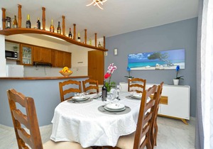 Holiday apartment mit Pool und Klimaanlage