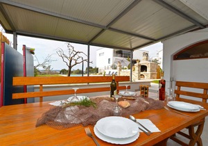 Holiday apartment mit Pool und Klimaanlage