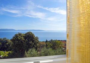 Holiday apartment with balcony and sea view