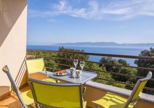 Holiday apartment with balcony and sea view