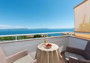 Holiday apartment with terrace, balcony and sea view