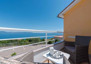 Holiday apartment with 3 terraces and sea view