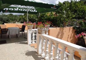 Holiday apartment with sea view 50 m from the beach