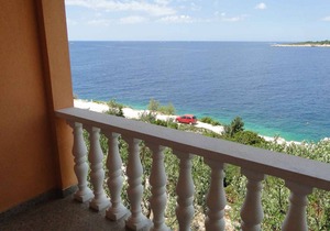 Holiday apartment with sea view 50 m from the beach
