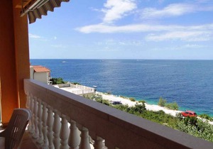 Holiday apartment with sea view 50 m from the beach