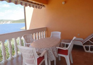 Holiday apartment with sea view 50 m from the beach