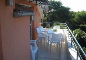 Holiday apartment with air conditioning and balcony near the beach
